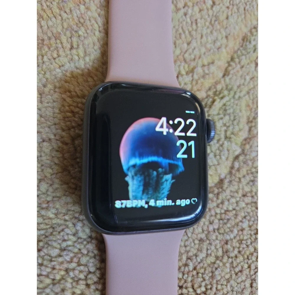 Apple Watch Series 4 Aluminum Case 16GB 40mm GPS Tracker Pink Silicone Band